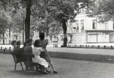 97550 Afbeelding van enkele vrouwen samen met Duitse soldaten op een bankje op de Maliebaan te Utrecht; op de ...